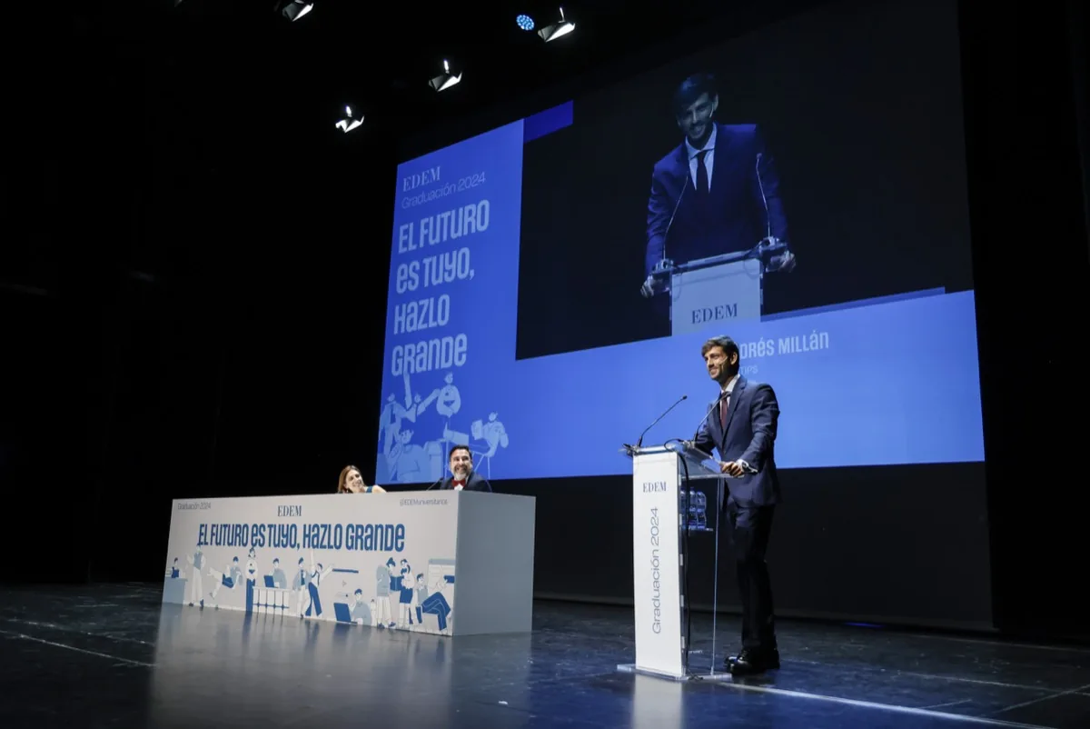 Andrés Millán en el escenario EDEM Graduación — El futuro es tuyo, hazlo grande