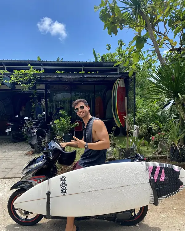 Andrés Millán con su tabla de surf