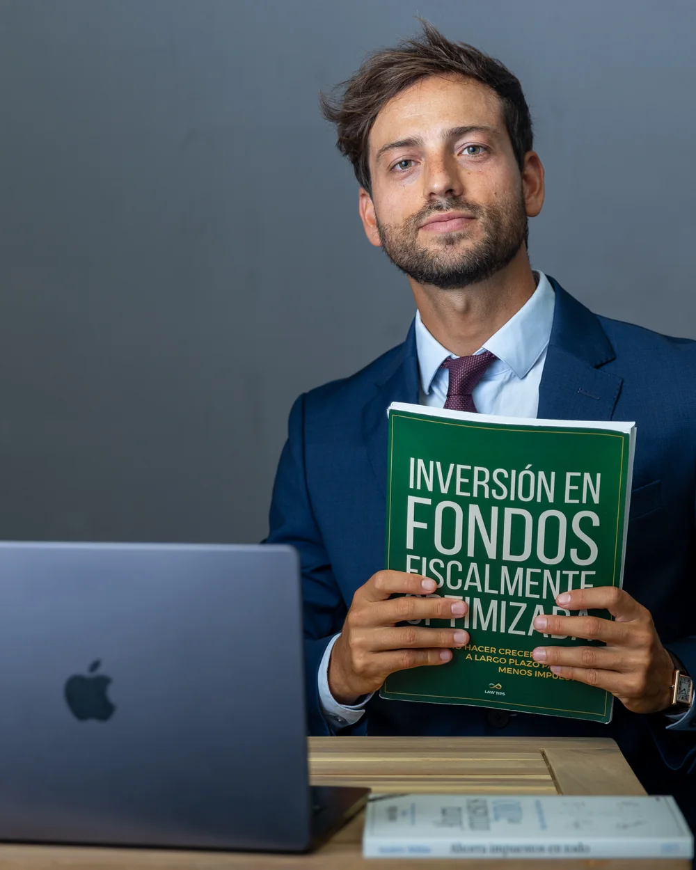 Andrés Millán con el manual del PIO
